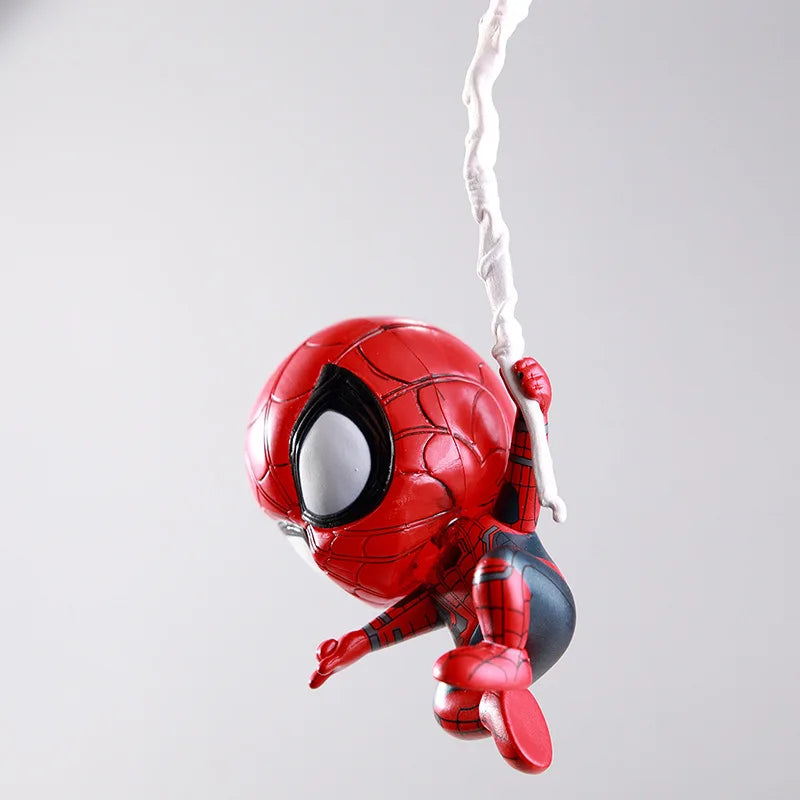 Petite Figurine Spiderman qui Tisse une Toile