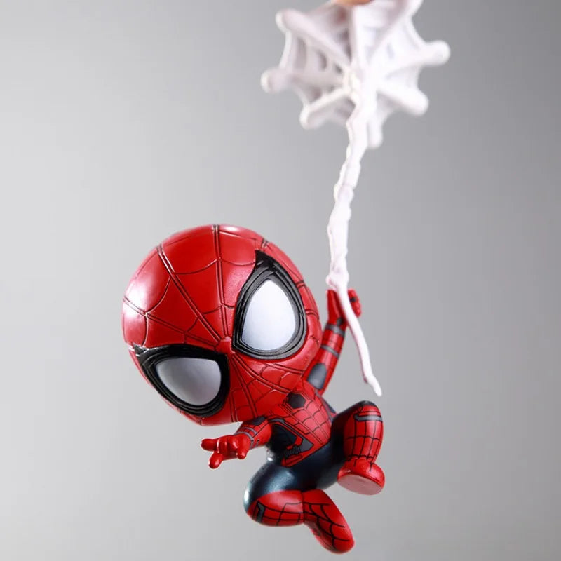 Petite Figurine Spiderman qui Tisse une Toile