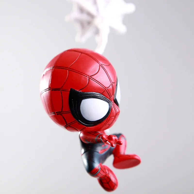 Petite Figurine Spiderman qui Tisse une Toile
